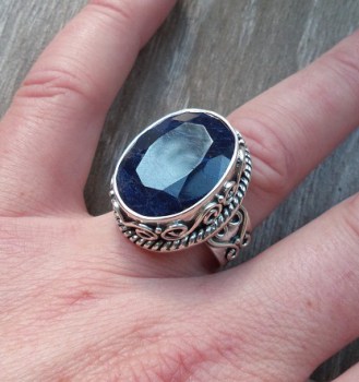 Zilveren ring gezet met Saffier in bewerkte setting maat 18 mm